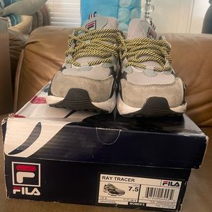 Fila sneakers in the color vblu/hris/blk size 7.5